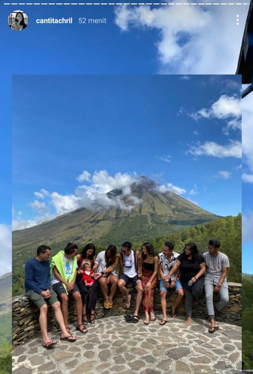 Liburan Seru, 9 Potret Adipati Dolken dan Istri Bersantai di Flores