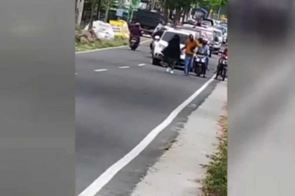 Viral Perempuan Jalan di Tengah Jalur Magetan-Sarangan, Ini Ceritanya
