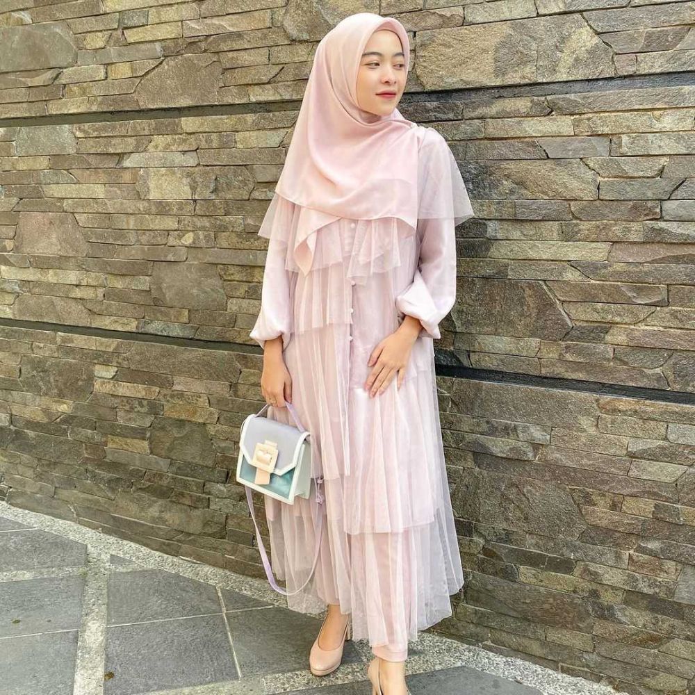 10 Ide OOTD Hijab Warna Pastel ala Novia Giana, Simple dan Anti Norak