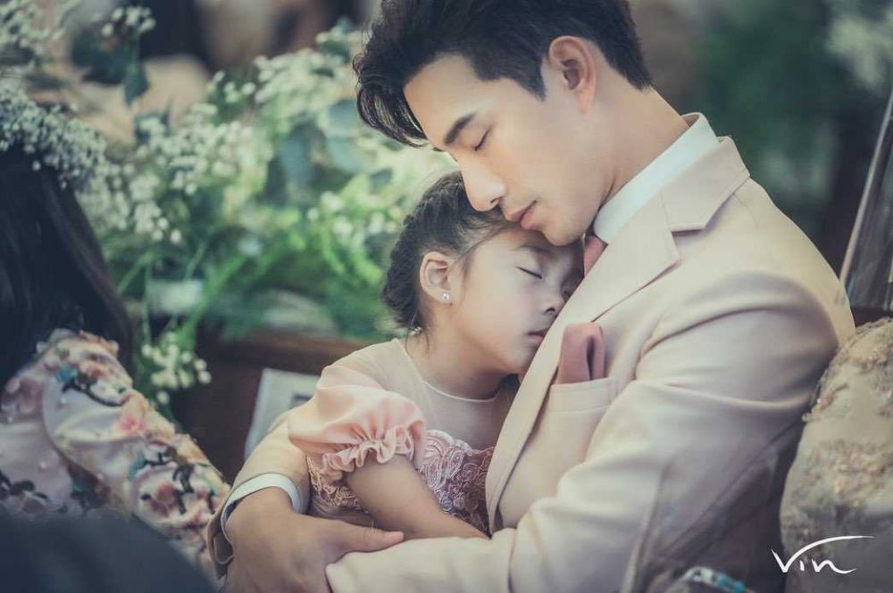 Potret Kebersamaan Hsu Thassapak dengan Buah Hatinya