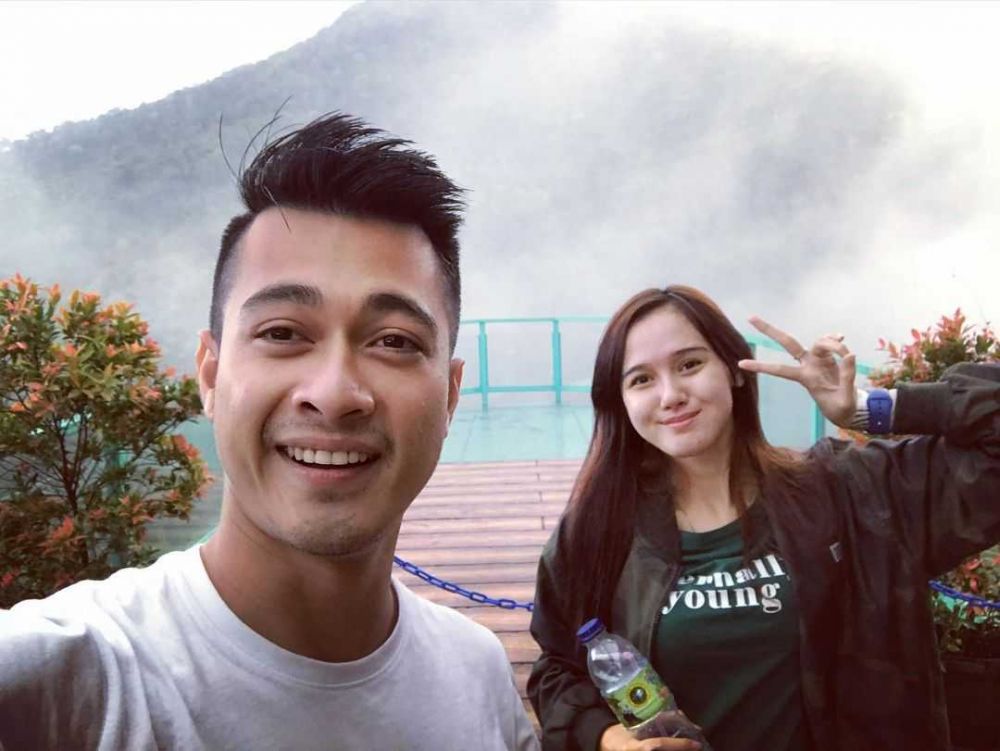 Bikin Baper, 9 Potret Mesra Aktor FTV Bareng Istri