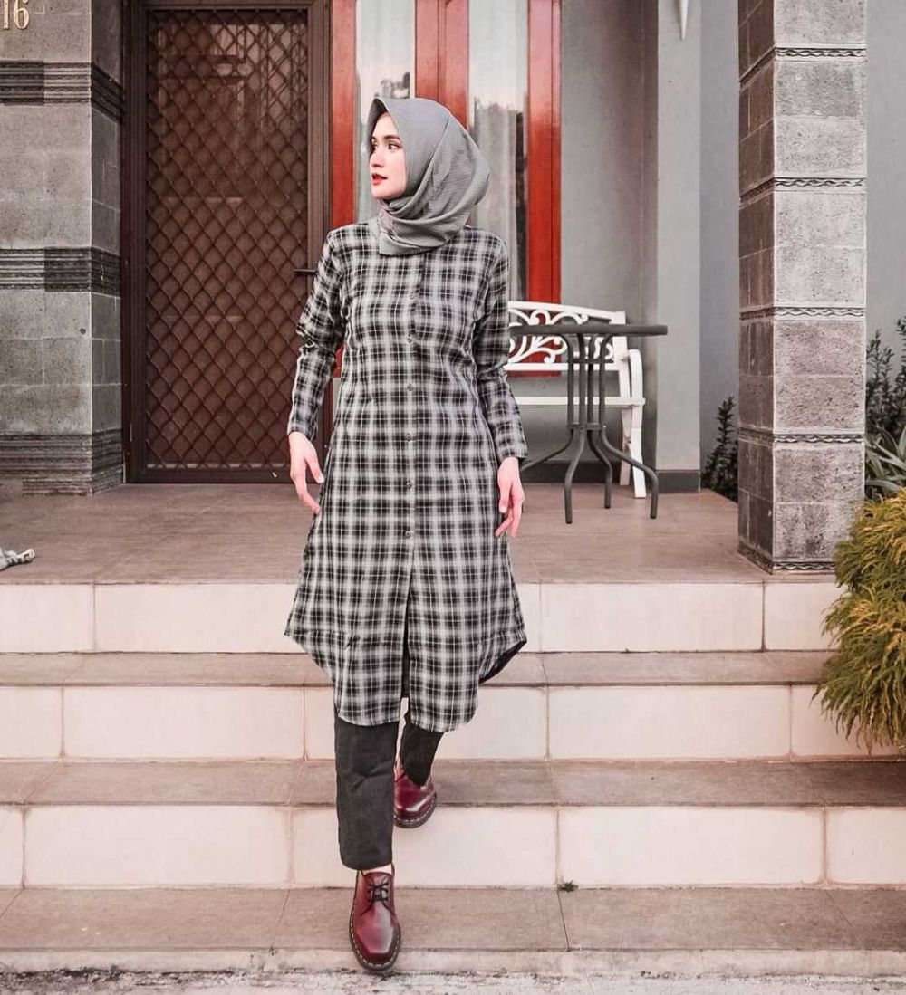 10 Ide Outfit Hijab Street Style Kece ala Isel Fricella, Wajib Coba!