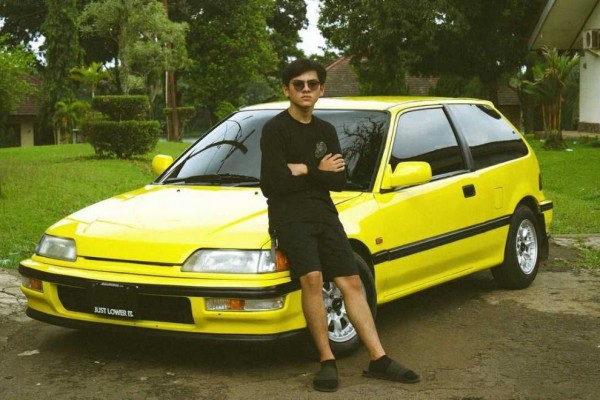 9 Potret Artis Ternama dengan Mobil Klasiknya, Hobi Otomotif Jadul!