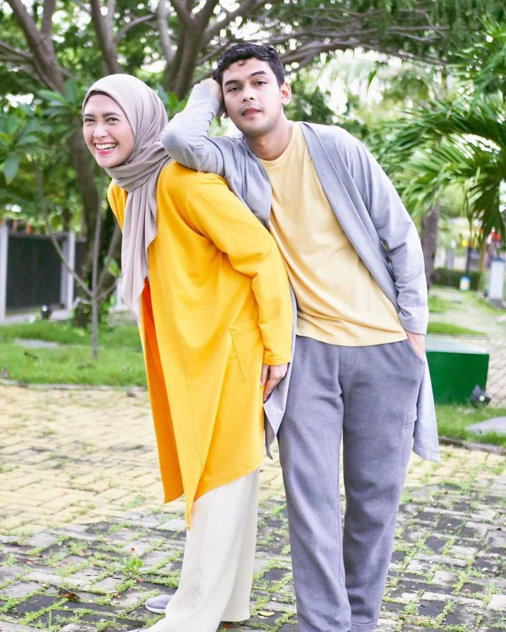 Bikin Baper, 9 Potret Mesra Aktor FTV Bareng Istri