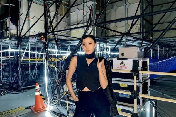 9 Potret Hwasa MAMAMOO di Belakang Panggung, Memikat Banget!