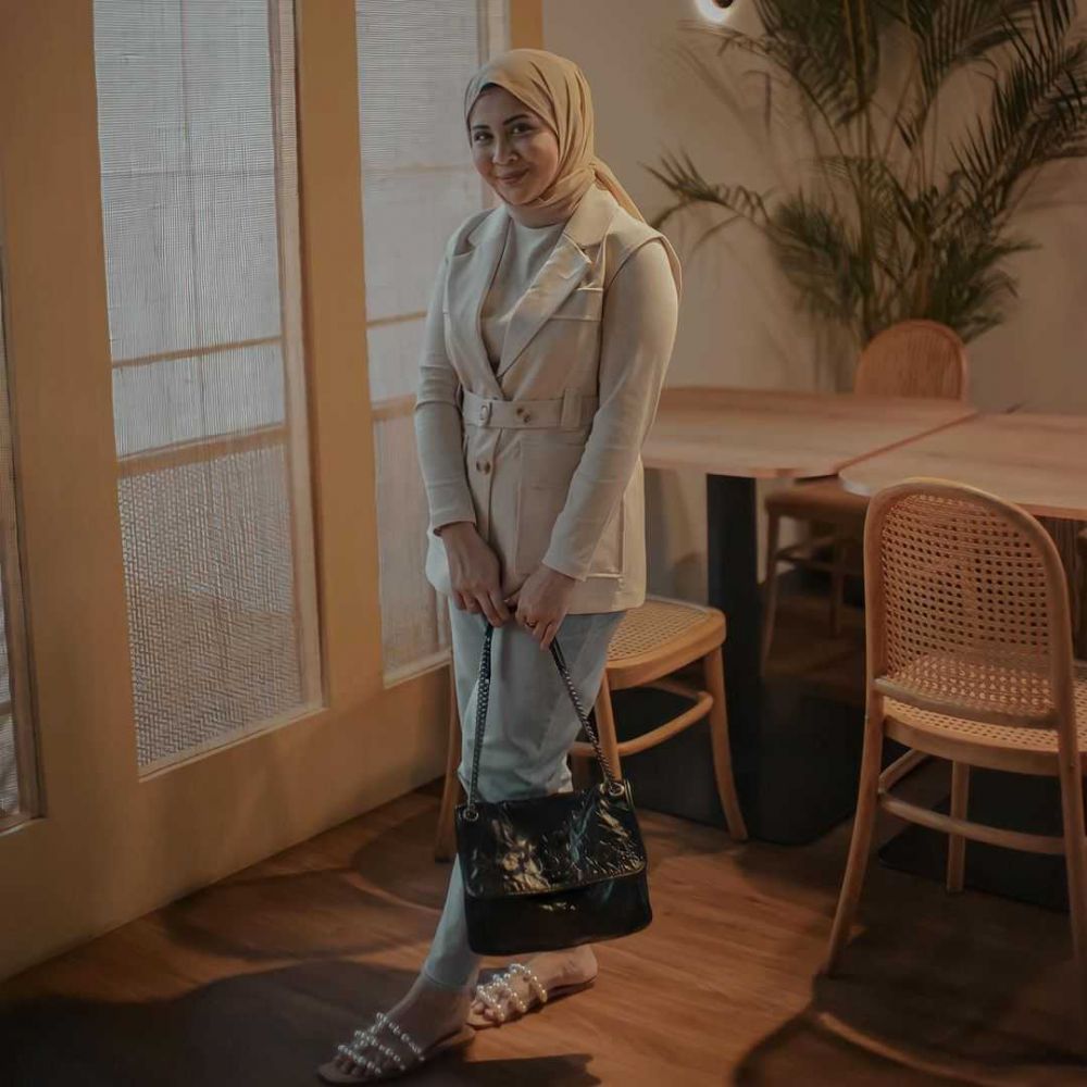 10 Ide Outfit Hijab Pakai Outer ala Kesha Ratuliu, Gaya Kekinian!