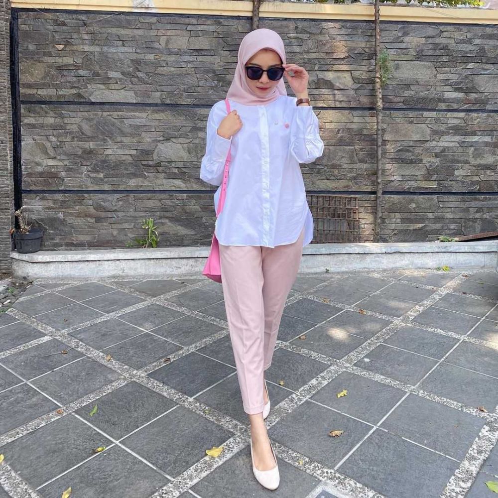 10 Ide OOTD Hijab Warna Pastel ala Novia Giana, Simple dan Anti Norak