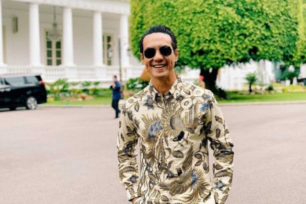 Potret 9 Artis Pria Saat Kenakan Batik Gagah Dan Berkarisma