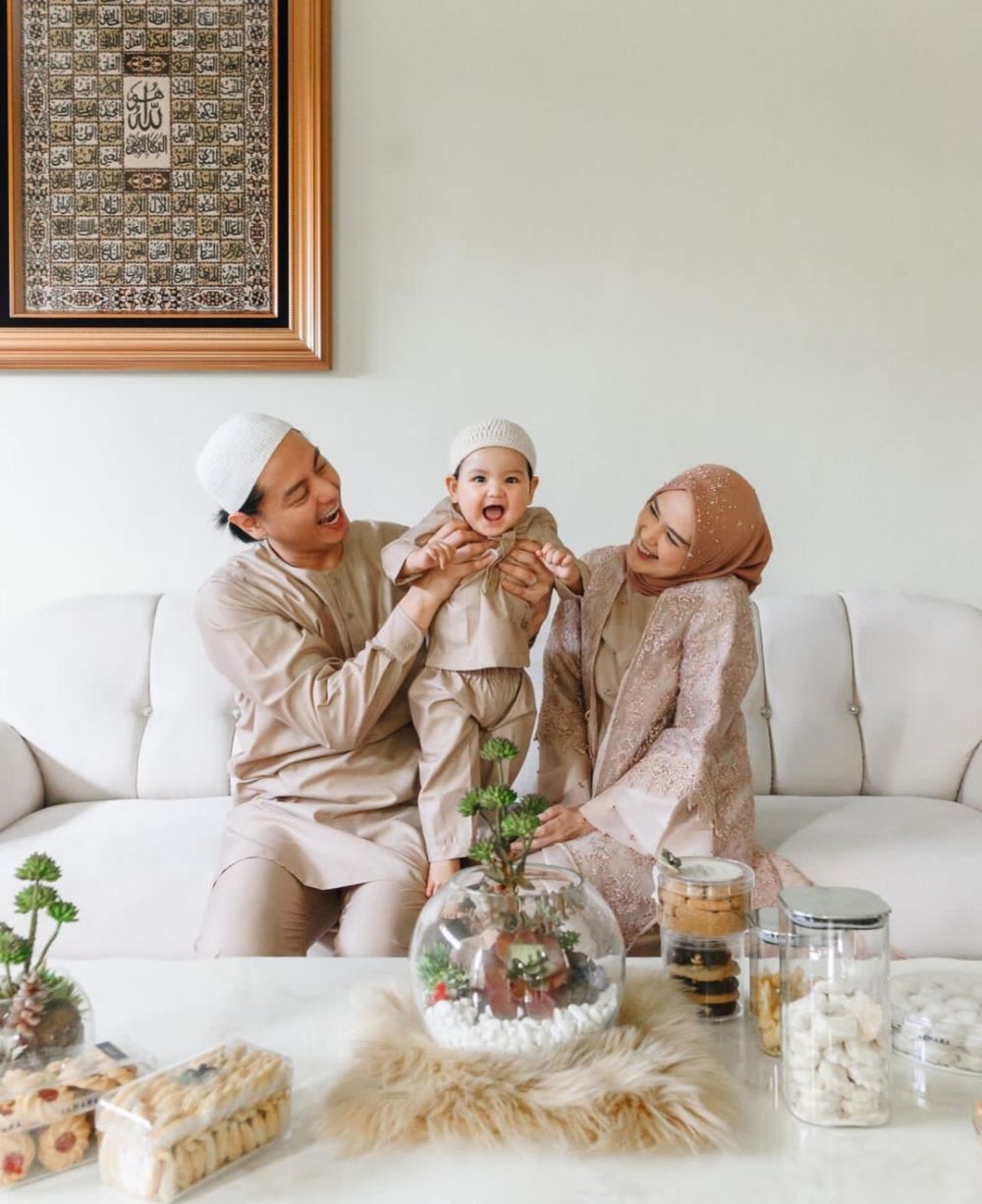 9 Potret Lebaran Cut Meyriska dan Roger Bersama Baby Shaquille
