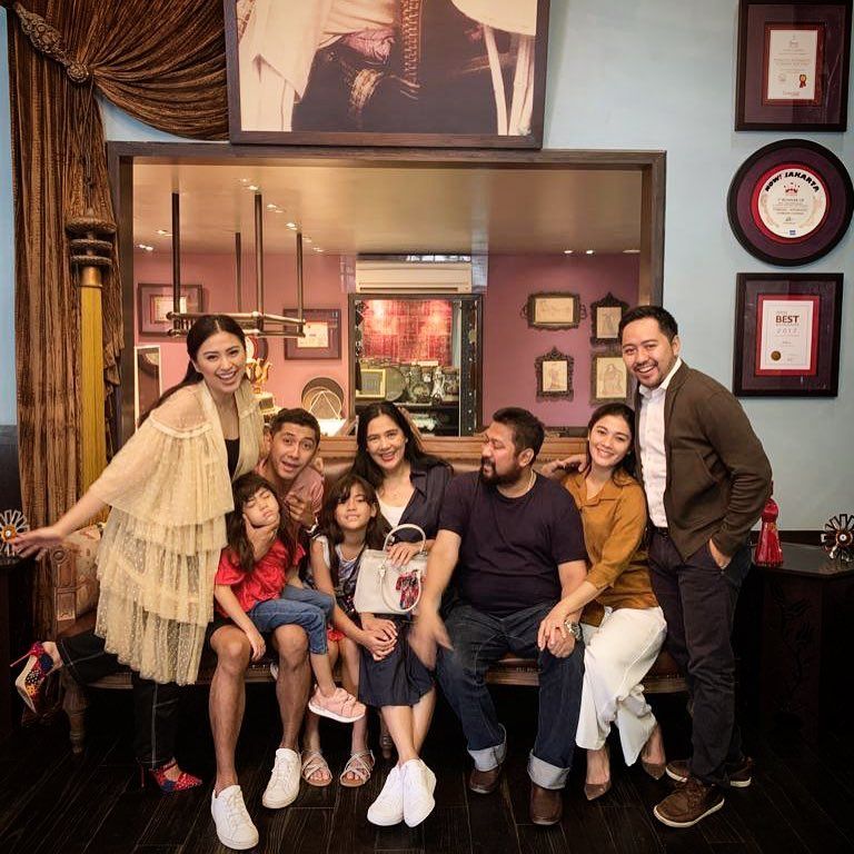 Baru Ultah ke-61, 10 Potret Jamal Mirdad Bareng Anak Cucu