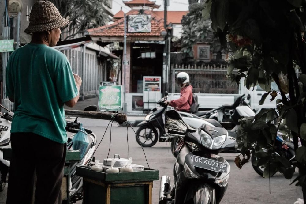6 Kebiasaan Unik Orang Indonesia yang Sering Bikin Orang Asing Heran