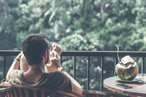 5 Akibat Buruk Kalau Kamu Malas Kasih Kabar ke Pacar Saat Jauh