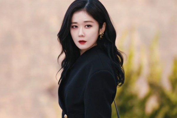 Serba Hitam, 10 Harga Outfit Jang Nara di 'Sell Your Haunted House'