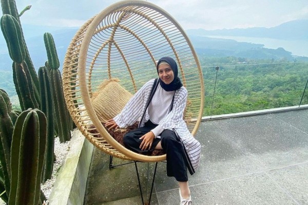 Seolah Menolak Tua, 10 Potret Terkini Ratna Galih yang Awet Muda