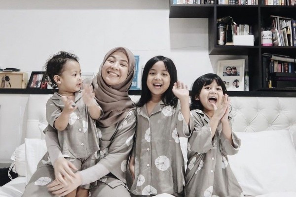 10 Potret Natasha Rizky dan Buah Hati Kenakan Baju Senada, Kompak!