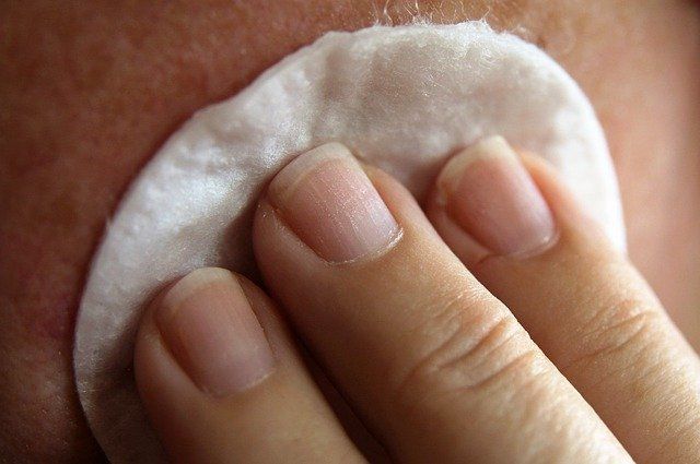 5 Kandungan Skincare Menghilangkan Bintik Hitam dan Bekas Jerawat