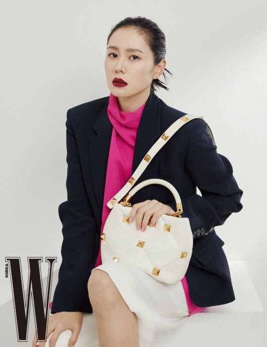 10 Potret Son Ye Jin di Pemotretan W Korea x Valentino