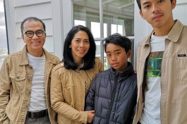 10 Artis Nikah dengan Nonseleb, Ada yang Bersama hingga 50 Tahun