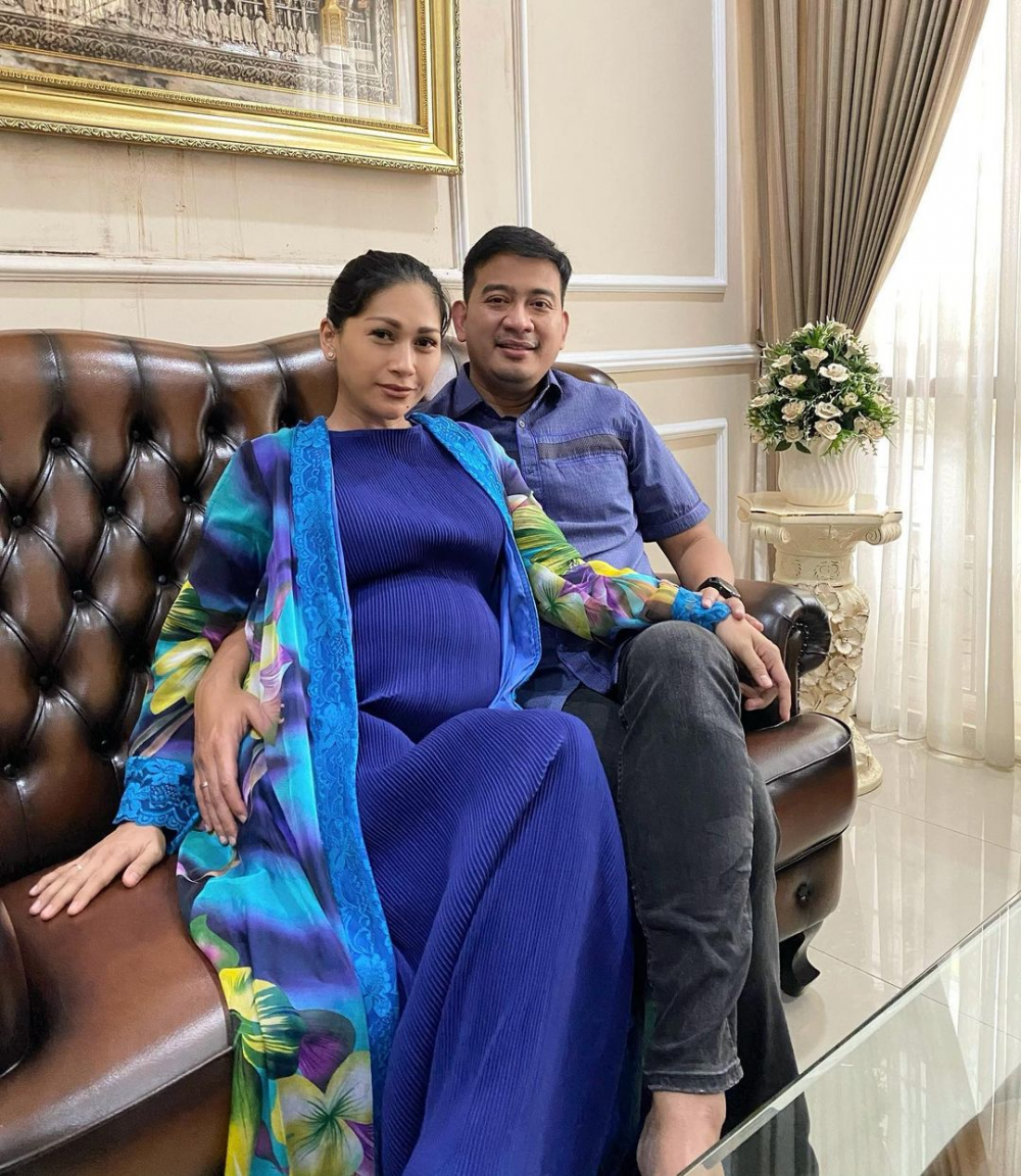 Menunggu Lahiran, 9 Potret Tata Janeeta Pamer Perut Buncit