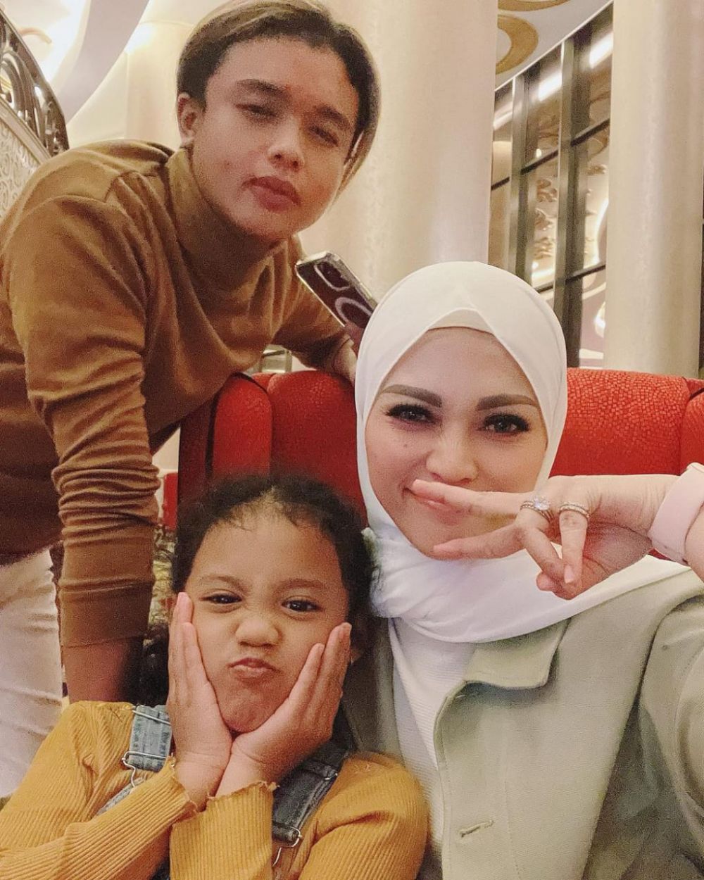 10 Potret Hangat Keluarga Charlie Setia Band yang Jauh dari Gosip