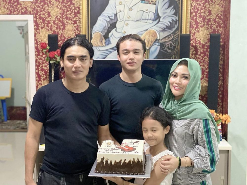 10 Potret Hangat Keluarga Charlie Setia Band yang Jauh dari Gosip