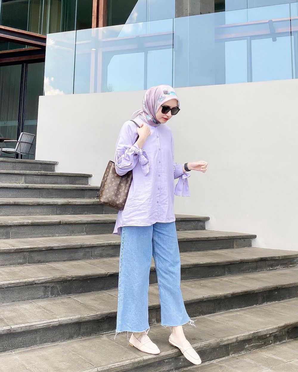 12 Outfit Hijab Kasual ala Selebgram Bahjatina, Trendi dan Effortless!