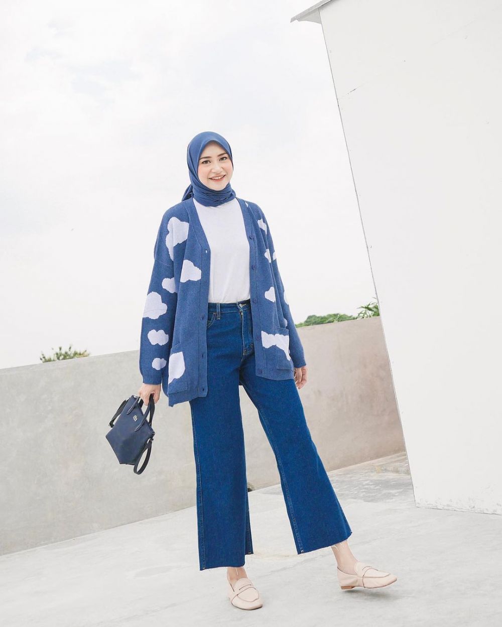 12 Outfit Hijab Kasual ala Selebgram Bahjatina, Trendi dan Effortless!