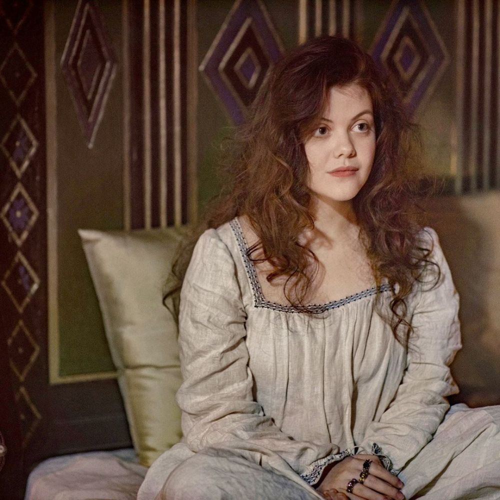 Georgie Henley (instagram.com/awkwardcrone) .