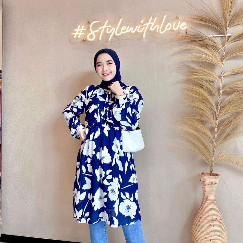 13 Padu Padan Tunik ala Selebgram Nindi Ariesti, Simpel Buat OOTD!