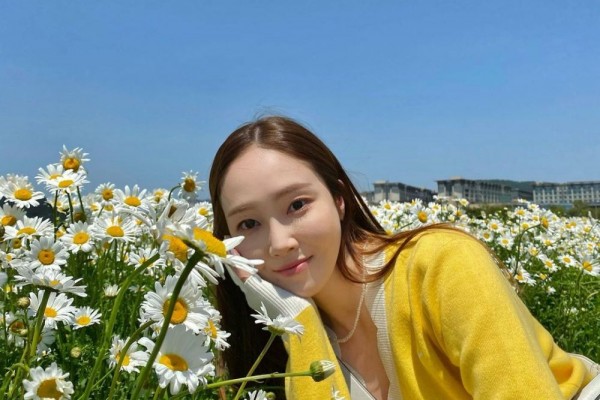 Pandai Ambil Gambar, 10 Potret Manis Jessica Jung di Bawah Langit Biru