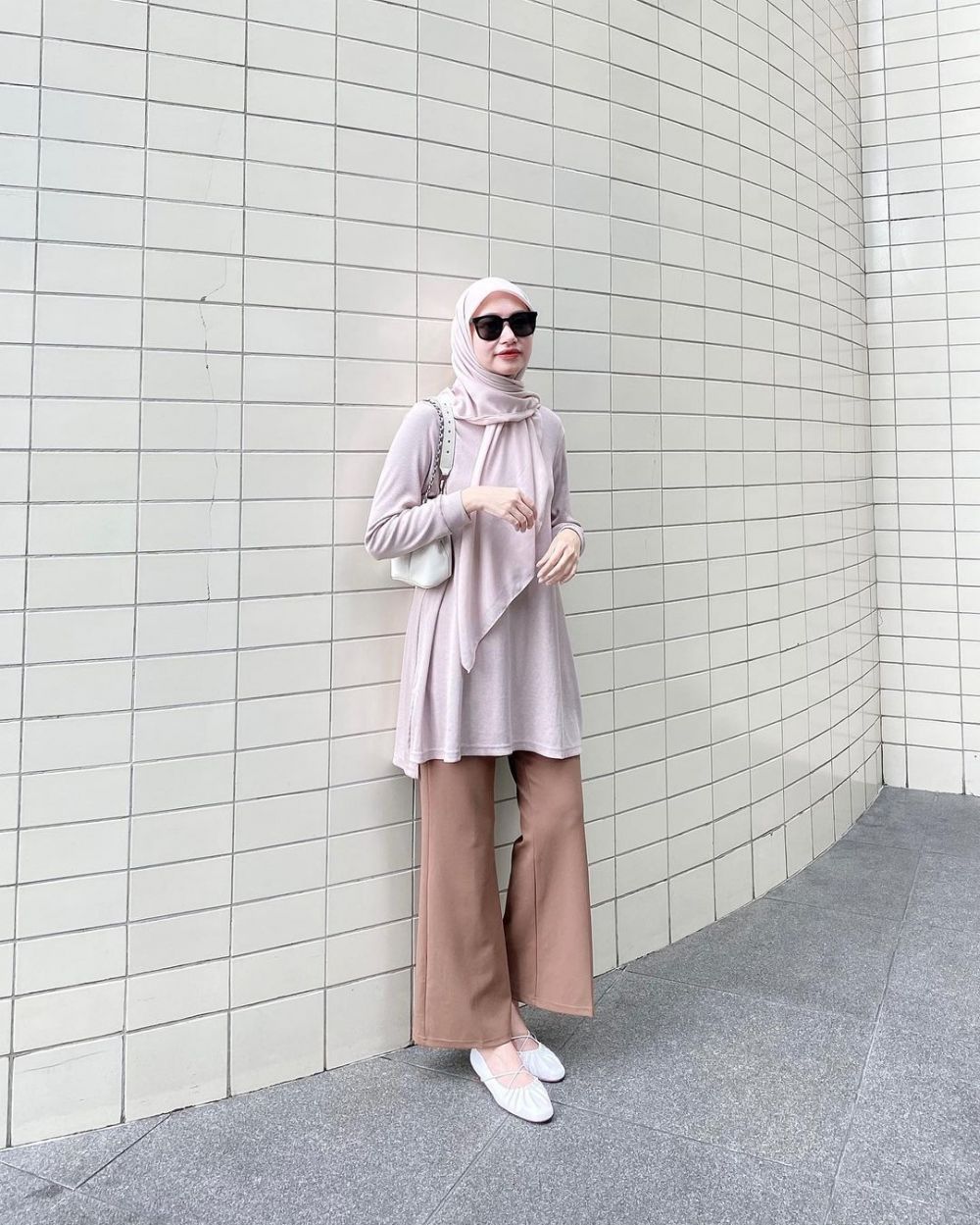 12 Outfit Hijab Kasual ala Selebgram Bahjatina, Trendi dan Effortless!