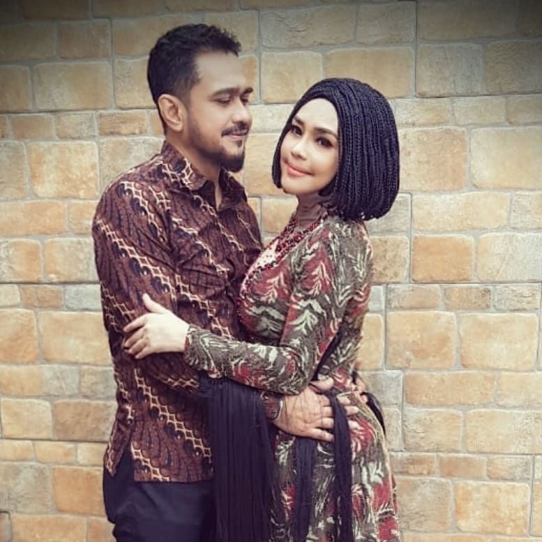 10 Potret Mesra Iyeth Bustami dan Suami, Ternyata Jarang Tersorot
