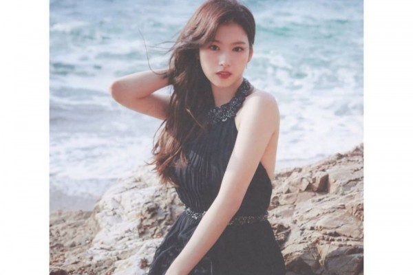 9 Potret Sana TWICE dengan Halter Neck, Tampil Chick