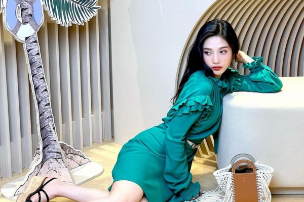 9 Potret Ceria Joy Red Velvet dengan Outfit Hijau, Visualnya Cerah