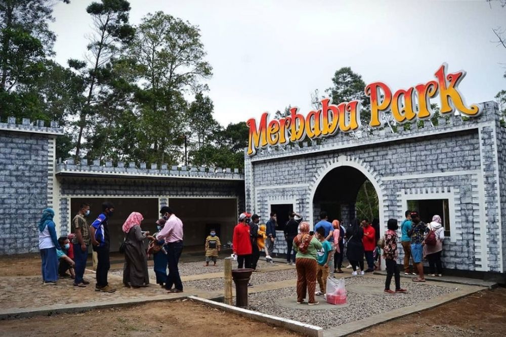 Gerbang masuk wisata Merbabu Park (instagram.com/dolansolo)