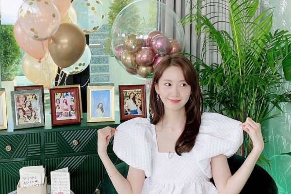 9 Momen Ceria Yoona SNSD dengan Outfit Putih, Cerah Banget!