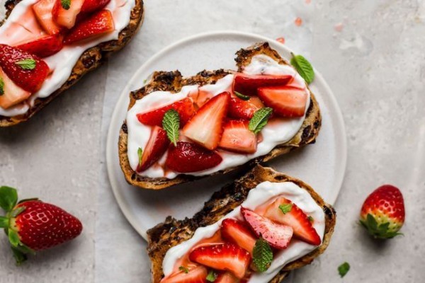 5 Inspirasi Dessert yang Diolah dari Perpaduan Stroberi dan Yoghurt