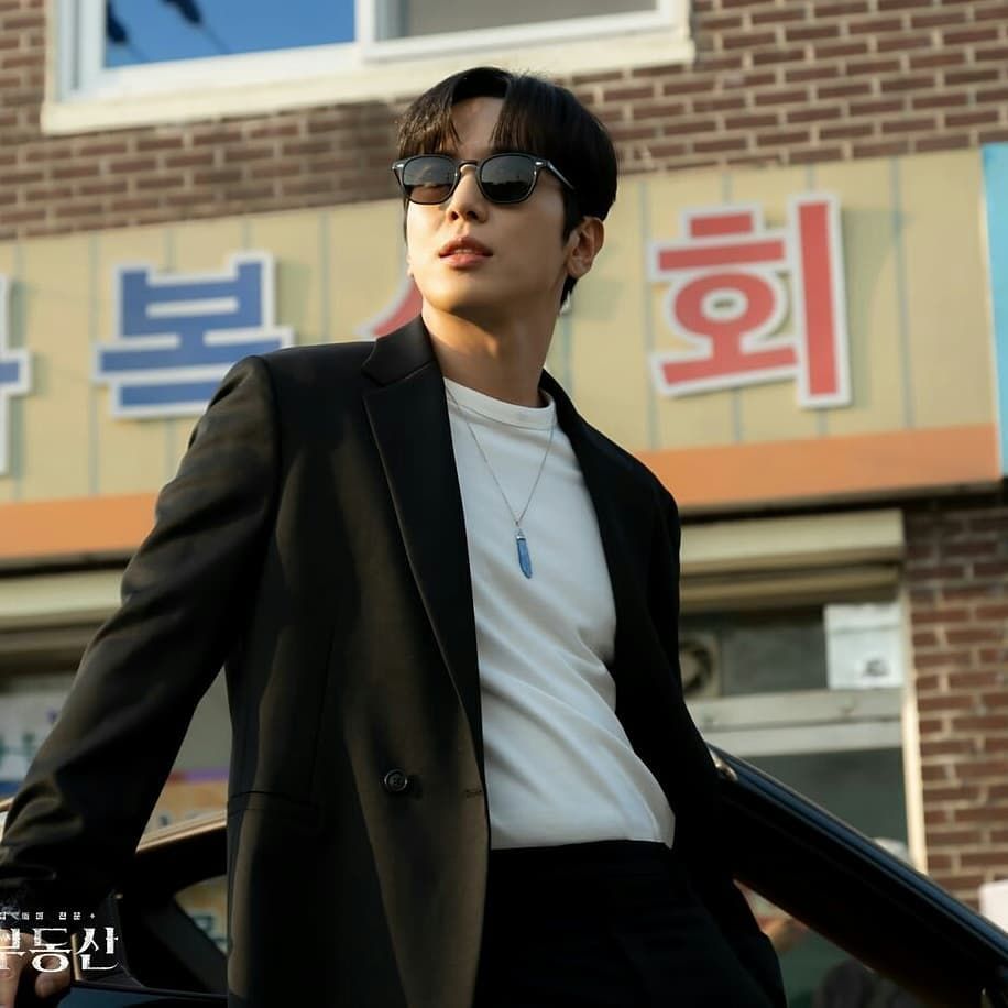 10 Potret Jung Yong Hwa yang Genap Berusia 32 Tahun