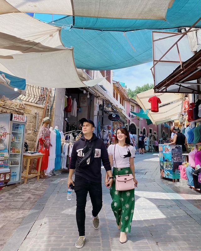 Pamer Mesra! 9 Potret Romantis Liburan Rosiana Dewi dan Suami di Turki