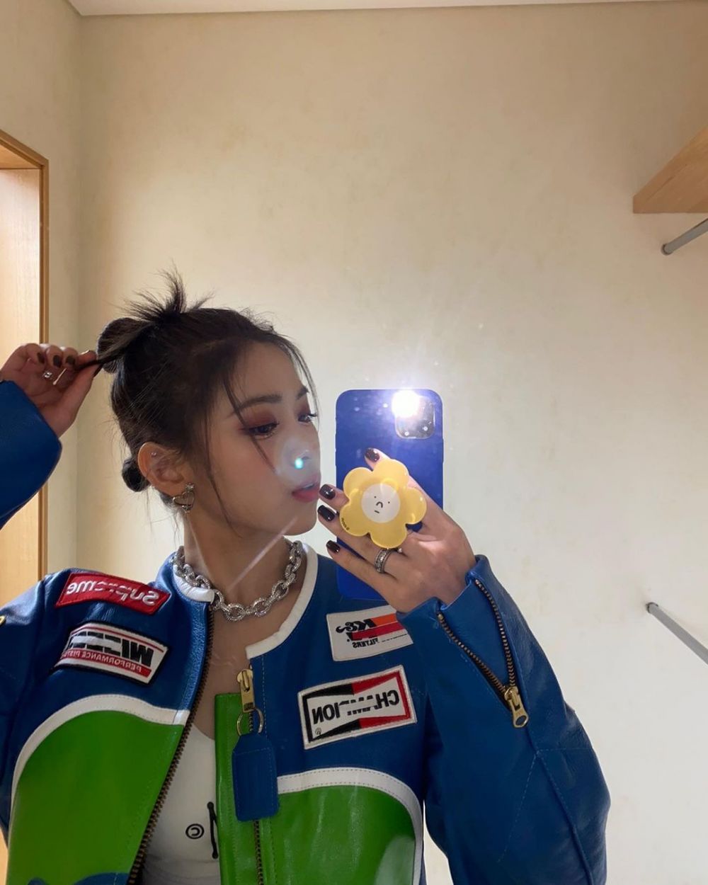 Karismatik, 9 Gaya Mirror Selfie Ryujin ITZY yang Swag Abis
