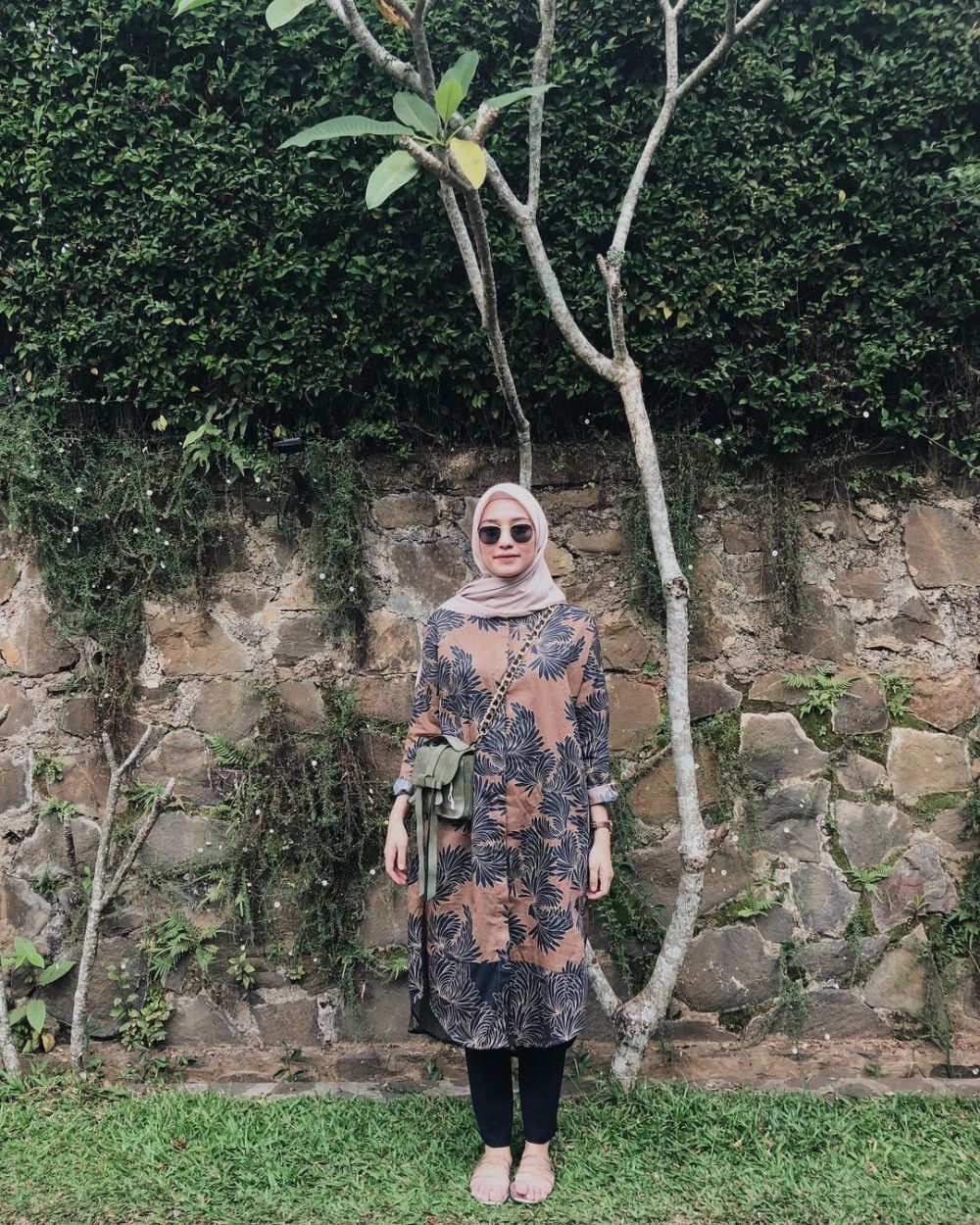 13 Padu Padan Outfit Tunik ala Selebgram Mega Iskanti, Classy Abis!