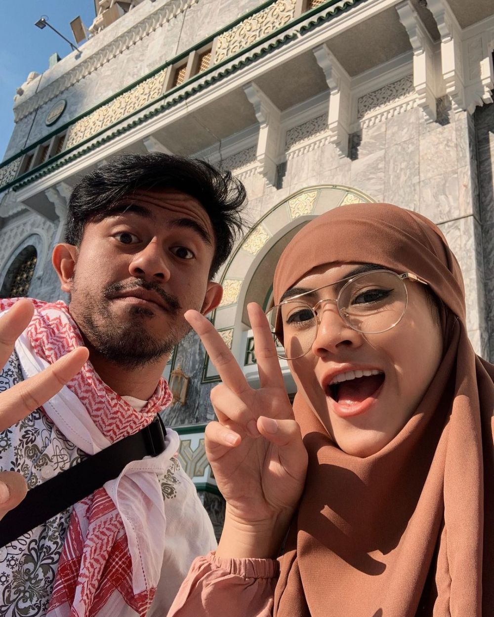 10 Potret Bahagia Hana Saraswati dan Keluarga, Jarang Diekspose