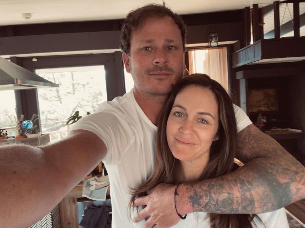 Mesra, 10 Fakta Cinta Tom DeLonge eks Blink182 dan Istri