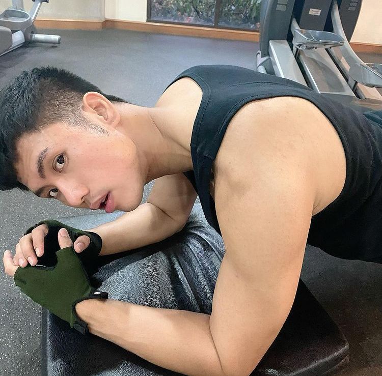 10 Potret Ricky Cuaca Kini Makin Macho! Turun 60 Kilogram