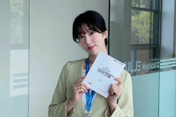 10 Potret Lee Ji Won, Perawat Ramah di KDrama Hospital Playlist 2