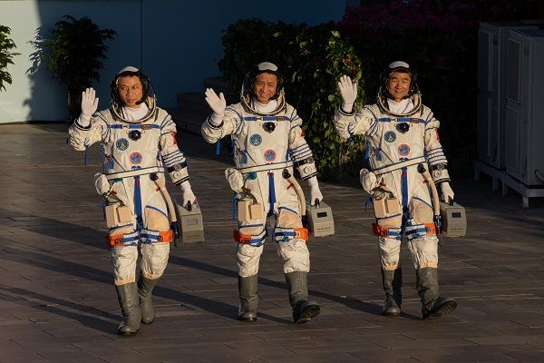 Jalani Misi, Tiongkok Berhasil Luncurkan 3 Astronot ke Orbit