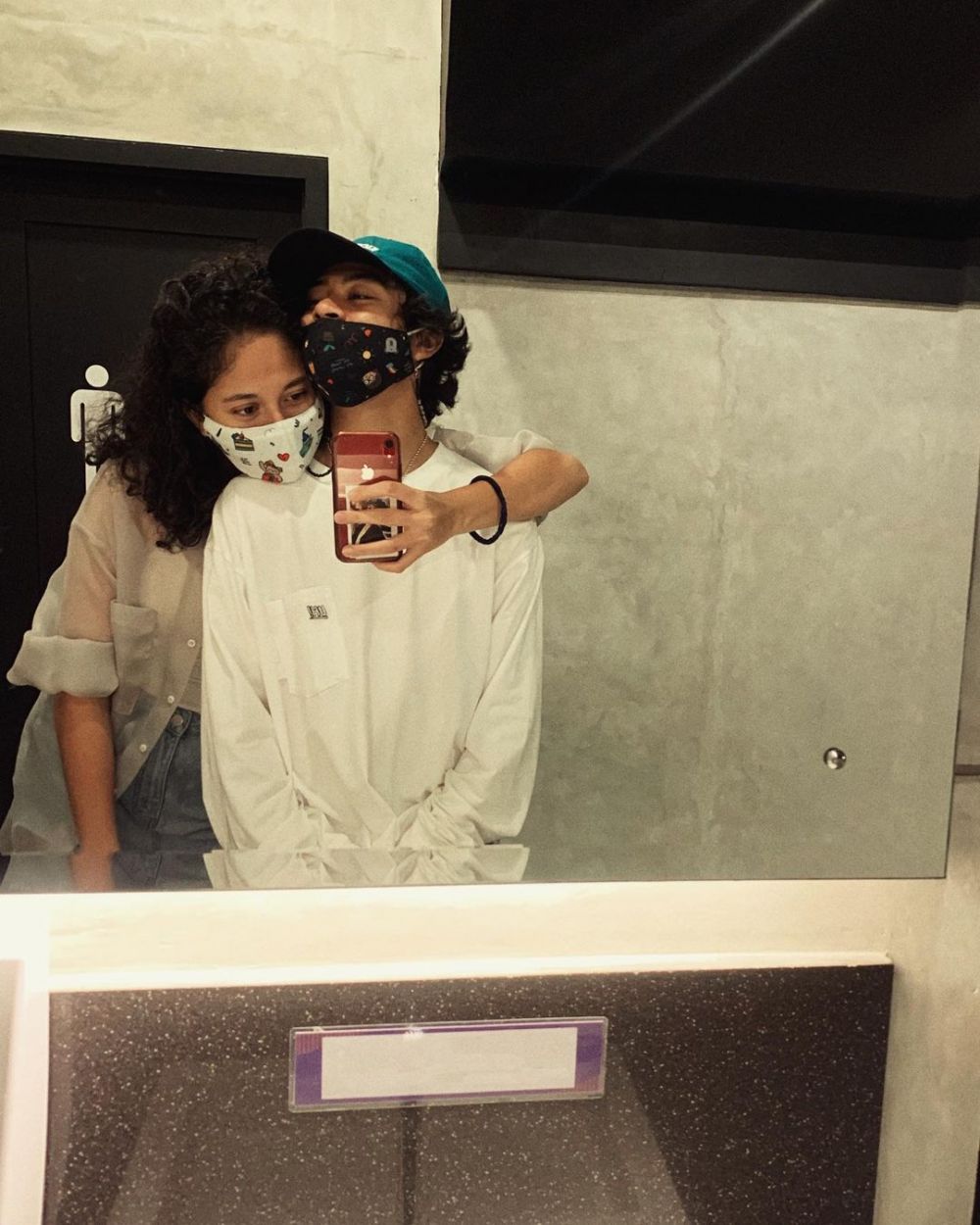 Intim bareng Pasangan, 9 Gaya Pacaran Bastian Steel dan Teuku Rassya