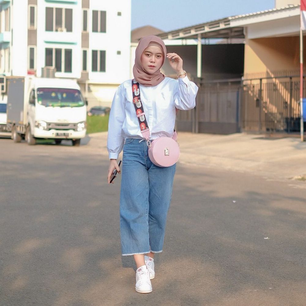 10 Ide Outfit Hijab ala Lesti Saat Hangout, OOTD Kece dan Stylish