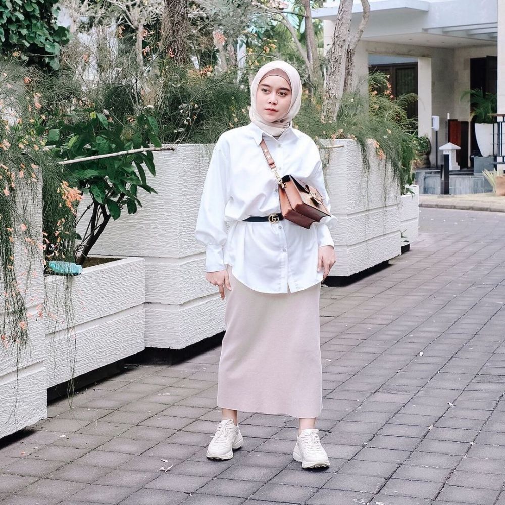 10 Ide Outfit Hijab ala Lesti Saat Hangout, OOTD Kece dan Stylish
