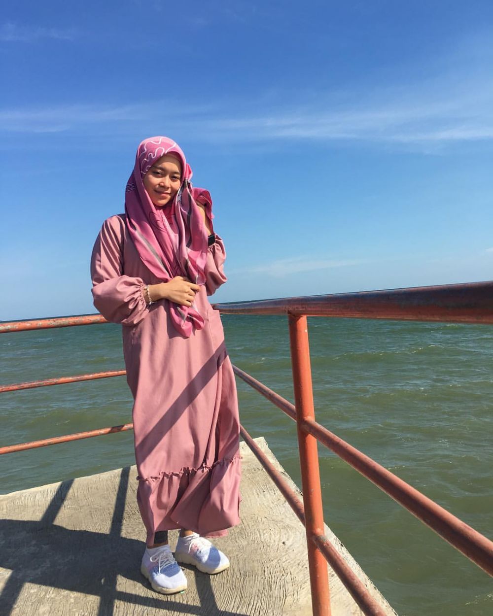 10 Ide Outfit Hijab ala Lesti Saat Hangout, OOTD Kece dan Stylish